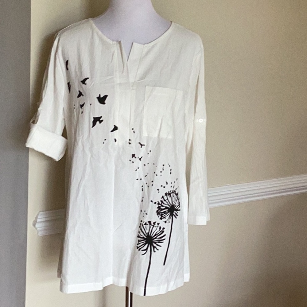 White cotton split neck tunic w/3/4 roll tab sleeves. 100% cotton. Size large